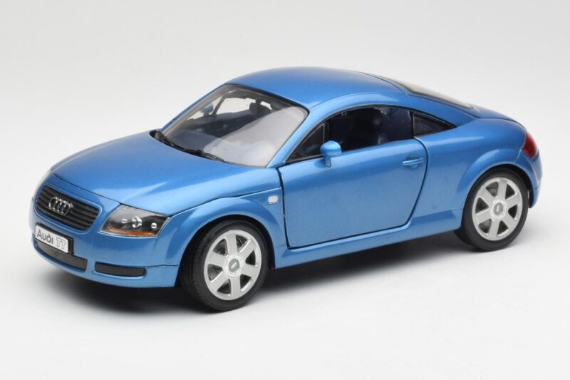 Audi TT 8N Bleu Revell 1:18 8954 Métal