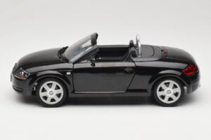 Audi TT 8N Roadster Noir Revell 1:18 8980 Métal — image 4 sur 8