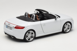 Audi TT 8S Roadster Glacier White Minichamps 1:18 5011400515 Métal — image 3 sur 8
