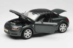 Audi TT 8N Roadster Vert Revell 1:18 8979 Métal — image 2 sur 8