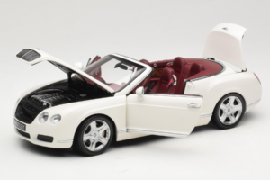 Bentley Continental GTC Blanc Minichamps 1:18 100139032 Métal — image 2 sur 8