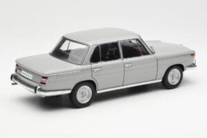 BMW 1800 TiSA Bernina Gris AUTOart 1:18 70621 Métal — image 3 sur 8