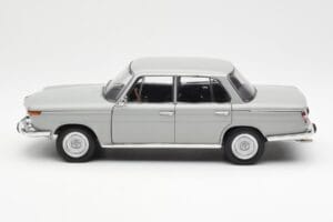 BMW 1800 TiSA Bernina Gris AUTOart 1:18 70621 Métal — image 4 sur 8