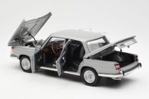 BMW 1800 TiSA Bernina Gris AUTOart 1:18 70621 Métal — image 5 sur 8