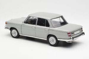 BMW 1800 TiSA Bernina Gris AUTOart 1:18 70621 Métal — image 7 sur 8