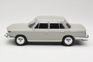 BMW 2000 TI Gris MCG 1:18 MCG18112 Métal — image 3 sur 6
