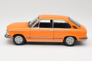 BMW 2000 Tii Touring Orange Minichamps 1:18 80430145824 Métal — image 4 sur 8