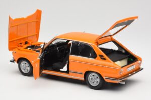BMW 2000 Tii Touring Orange Minichamps 1:18 80430145824 Métal — image 5 sur 8