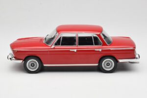 BMW 2000 121 Rouge MCG 1:18 MCG18543 Métal — image 3 sur 6