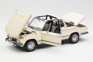 BMW 2002 Baur Cabriolet E10 Chamonix Blanc AUTOart 1:18 70532 Métal — image 2 sur 8