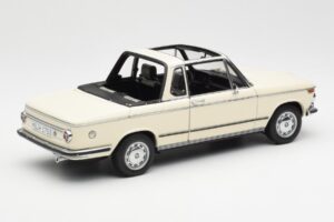 BMW 2002 Baur Cabriolet E10 Chamonix Blanc AUTOart 1:18 70532 Métal — image 3 sur 8