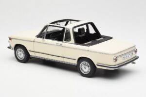 BMW 2002 Baur Cabriolet E10 Chamonix Blanc AUTOart 1:18 70532 Métal — image 7 sur 8