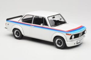 BMW 2002 E10 Turbo Blanc MCG 1:18 MCG18408-R Métal — image 4 sur 6