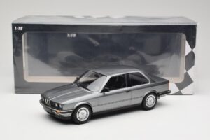 BMW 323i E30 Grey Metallic Minichamps 1:18 155026006 Métal — image 6 sur 6