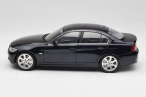 BMW 330i E46 Noir Kyosho 1:18 08731RB Métal — image 4 sur 8