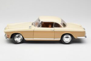 BMW 503 Beige Revell 1:18 8832 Métal — image 4 sur 8