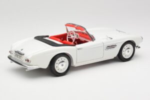 BMW 507 Touring Sport Feather White Revell 1:18 8810 Métal — image 3 sur 8