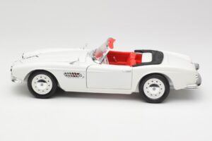 BMW 507 Touring Sport Feather White Revell 1:18 8810 Métal — image 4 sur 8