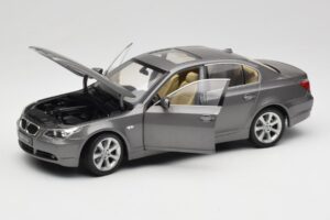 BMW 530i E60 Grey Metallic Revell 1:18 08841 Métal — image 2 sur 8