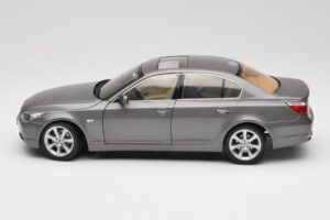 BMW 530i E60 Grey Metallic Revell 1:18 08841 Métal — image 4 sur 8