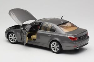 BMW 530i E60 Grey Metallic Revell 1:18 08841 Métal — image 5 sur 8