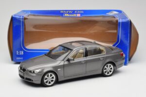 BMW 530i E60 Grey Metallic Revell 1:18 08841 Métal — image 8 sur 8