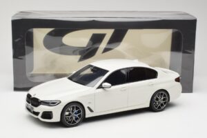 BMW 545e xDrive M-Sport G30 Blanc GT Spirit 1:18 GT496 Résine — image 6 sur 6