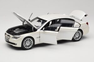 BMW 7 Series F02 760Li Brilliant White Kyosho 1:18 08783BRW Métal — image 2 sur 8