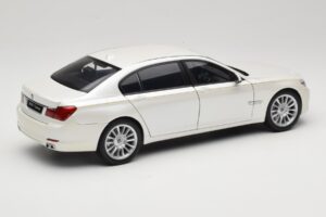 BMW 7 Series F02 760Li Brilliant White Kyosho 1:18 08783BRW Métal — image 3 sur 8