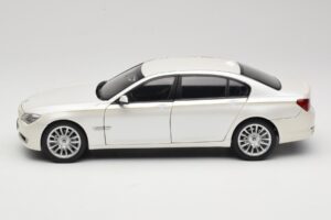 BMW 7 Series F02 760Li Brilliant White Kyosho 1:18 08783BRW Métal — image 4 sur 8