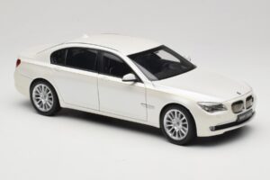 BMW 7 Series F02 760Li Brilliant White Kyosho 1:18 08783BRW Métal — image 6 sur 8