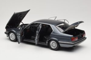 BMW 730i E32 Grey Metallic Minichamps 1:18 100023005 Métal — image 5 sur 8