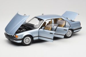 BMW 730i E32 Bleu Clair Métallisé Minichamps 1:18 100023008 Métal — image 2 sur 8
