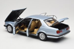 BMW 730i E32 Bleu Clair Métallisé Minichamps 1:18 100023008 Métal — image 5 sur 8