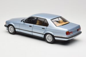 BMW 730i E32 Bleu Clair Métallisé Minichamps 1:18 100023008 Métal — image 7 sur 8