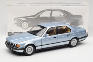 BMW 730i E32 Bleu Clair Métallisé Minichamps 1:18 100023008 Métal — image 8 sur 8
