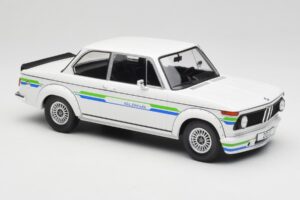 BMW Alpina 2002 E10 Turbo Blanc MCG 1:18 MCG18409-R Métal — image 4 sur 6