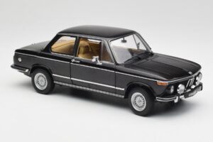 BMW 2002 L E10 Noir AUTOart 1:18 70603 Métal — image 6 sur 8