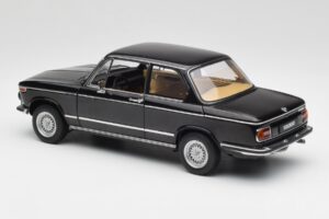 BMW 2002 L E10 Noir AUTOart 1:18 70603 Métal — image 7 sur 8