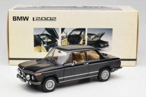 BMW 2002 L E10 Noir AUTOart 1:18 70603 Métal — image 8 sur 8