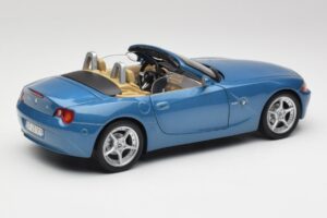 BMW Z4 E85 Maldives Blue Bburago 1:18 34046BLUE Métal — image 3 sur 8