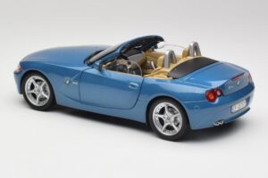 BMW Z4 E85 Maldives Blue Bburago 1:18 34046BLUE Métal — image 7 sur 8