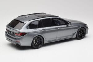 BMW G61 530e M Sport Touring Mineral Gris GT Spirit 1:18 GT485 Résine — image 2 sur 6