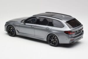 BMW G61 530e M Sport Touring Mineral Gris GT Spirit 1:18 GT485 Résine — image 5 sur 6