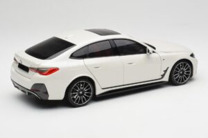 BMW i4 M50 G26 Alpine White Minichamps 1:18 110023011 Métal — image 3 sur 8