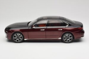 BMW i7 G70 Black & Red Metallic Minichamps 1:18 110023201 Métal — image 4 sur 8