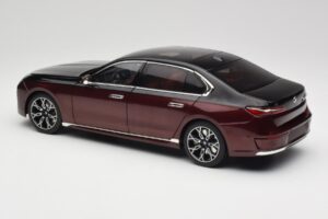 BMW i7 G70 Black & Red Metallic Minichamps 1:18 110023201 Métal — image 7 sur 8