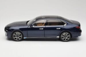 BMW i7 G70 Blue Metallic Minichamps 1:18 110023202 Métal — image 4 sur 8