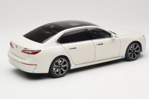 BMW i7 G70 White Metallic Minichamps 1:18 110023200 Métal — image 3 sur 8
