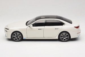 BMW i7 G70 White Metallic Minichamps 1:18 110023200 Métal — image 4 sur 8